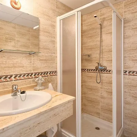 아파트 Senorio De Gonzaga Great 2 Bedroom With A Lovely Community Pool In The Heart Of Nueva Andalucia *